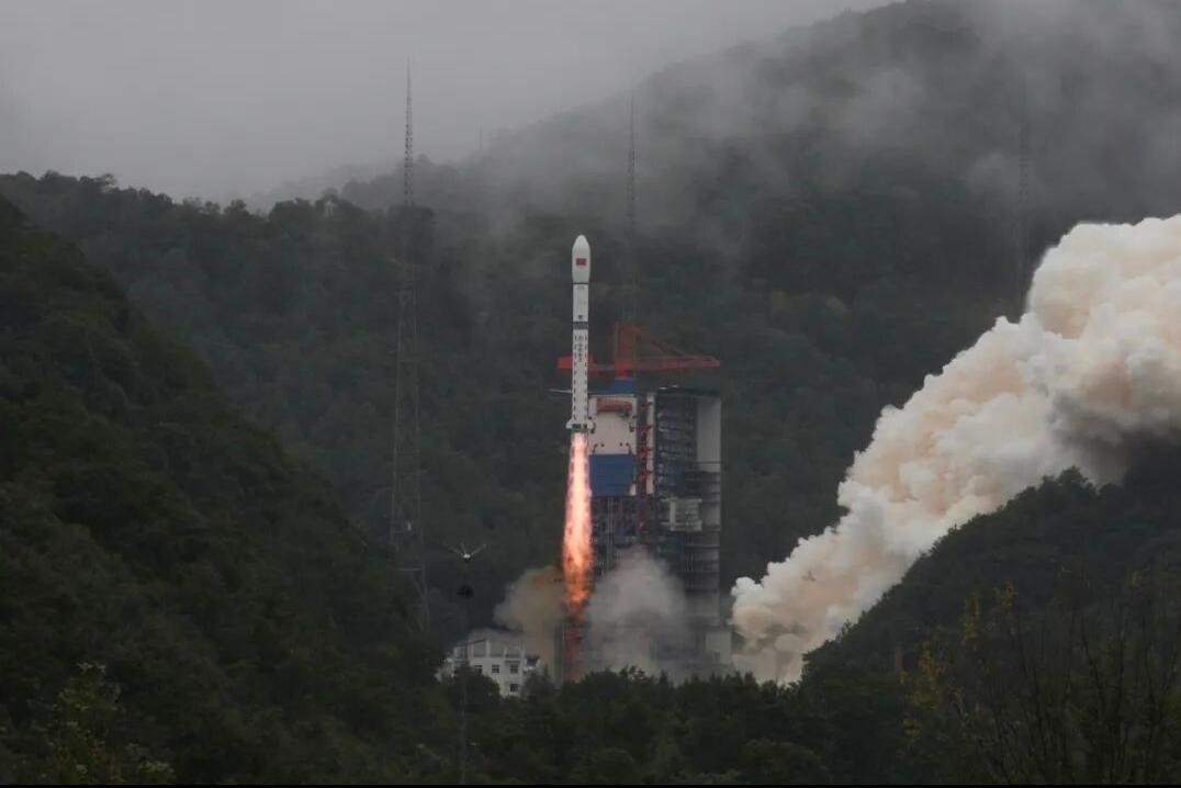 【双星发射暗藏玄机？太空已成为大国博弈新战场】西昌卫星发射中心的火焰又一次照