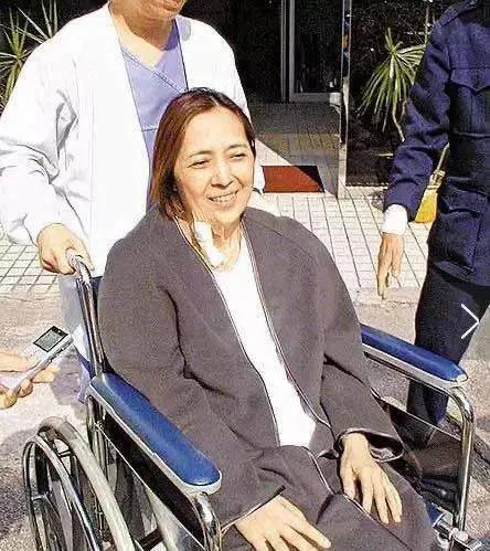 2002年12月，香港女富豪宝咏琴到珠海换肾，可惜她没有刘銮雄运气好，术后4个月