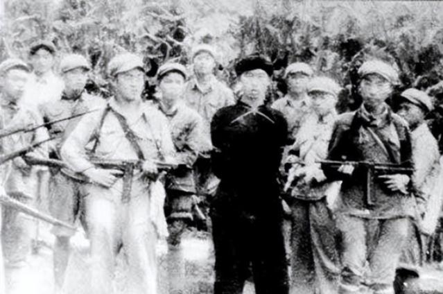 1950年，一次剿匪战斗中，一战士死死盯住一个女尼姑，排长不禁气得青筋暴突：“敢