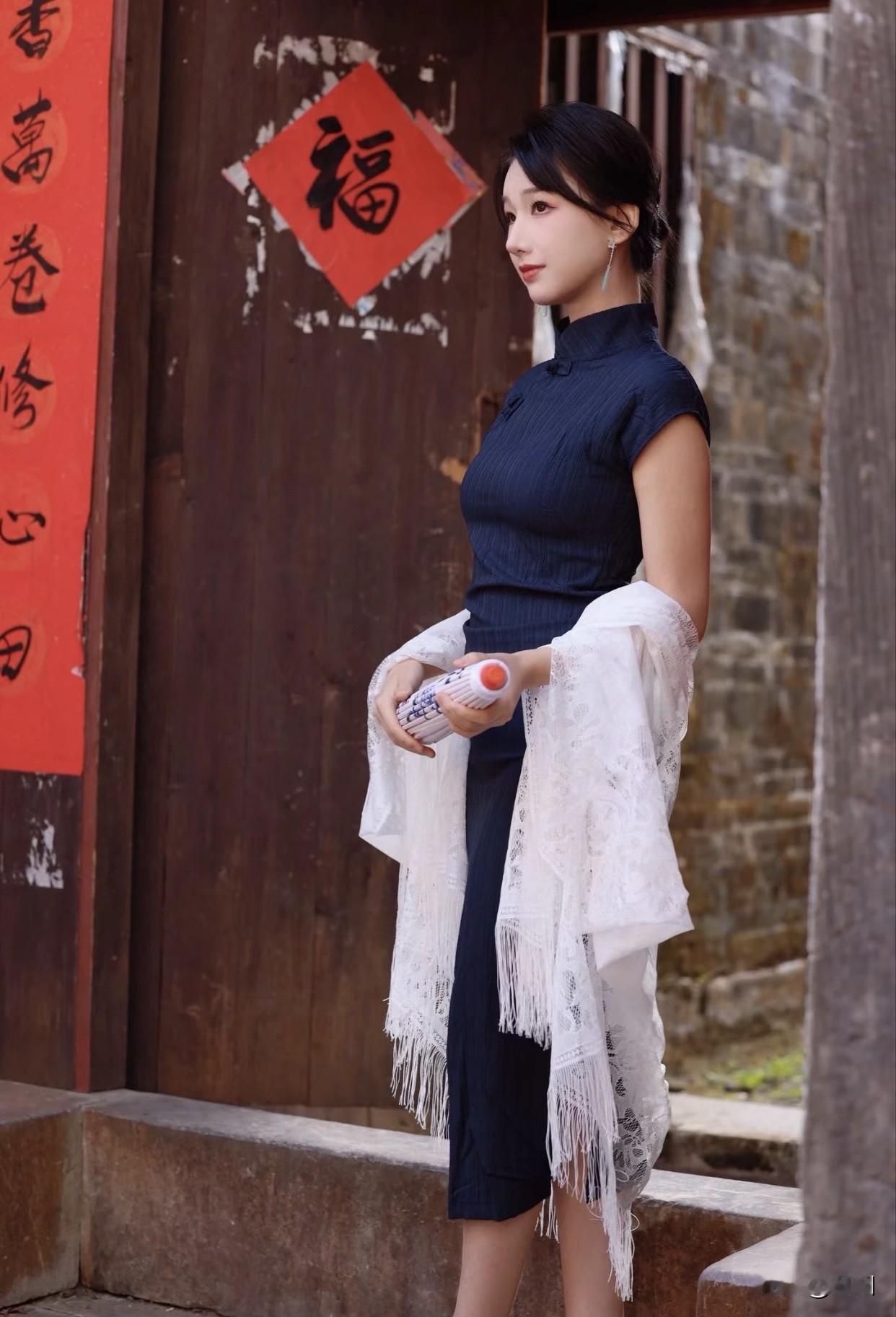 穿旗袍拍照有多美旗袍拍照那叫一个美！旗袍能把东方女性的温婉知性展现得淋漓尽致。就