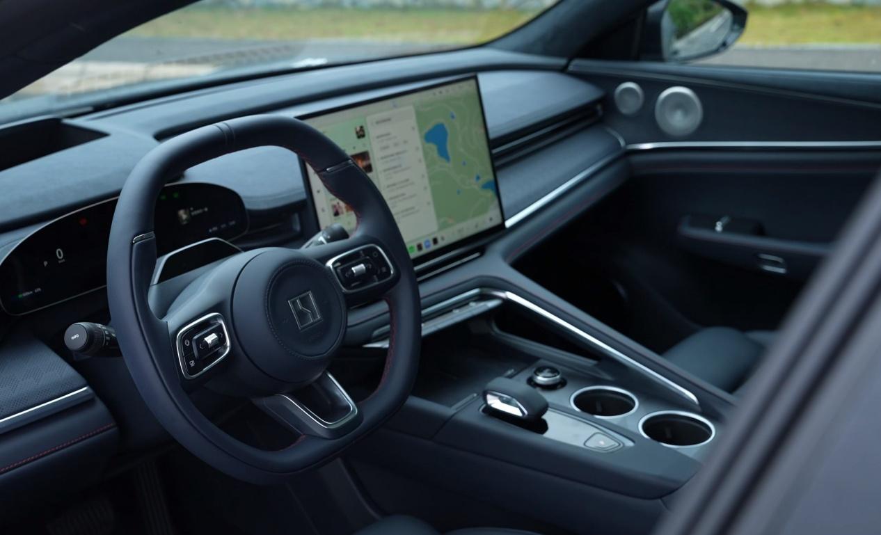 作为国内“猎装轿跑”的开拓者，极氪001是一款非常经典的车型了，它不仅有非常科技