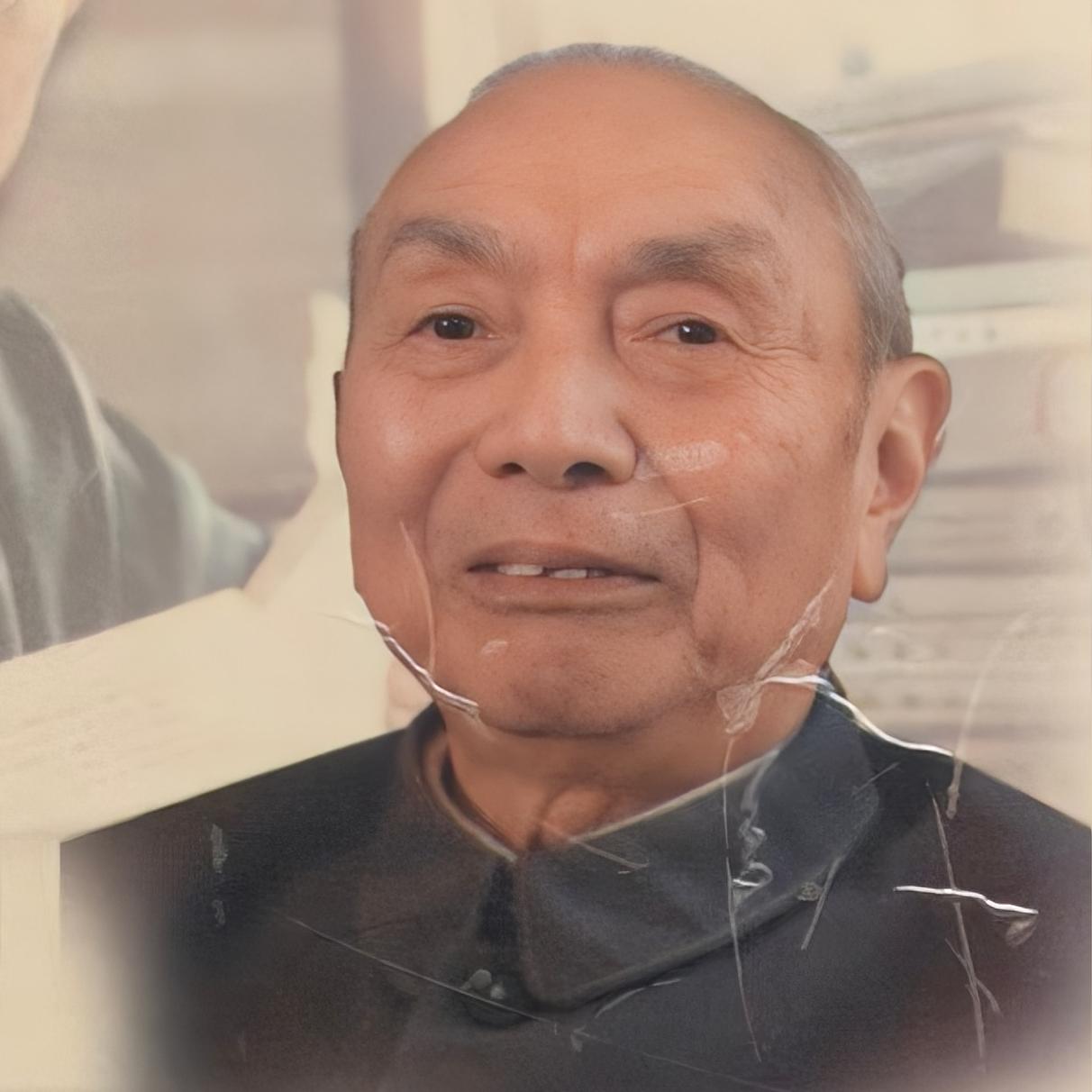 1996年，“潜伏将军”郭汝瑰，留下一张罕见留影，照片里的他身着中山装，身形舒展