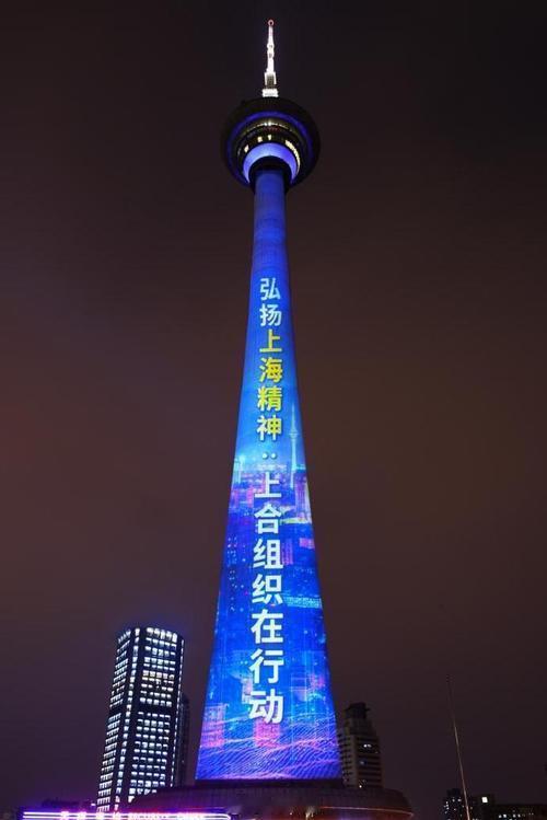 随着上合峰会在天津盛大举行，这座城市美出新高度。海河两岸，217栋建筑与14座桥