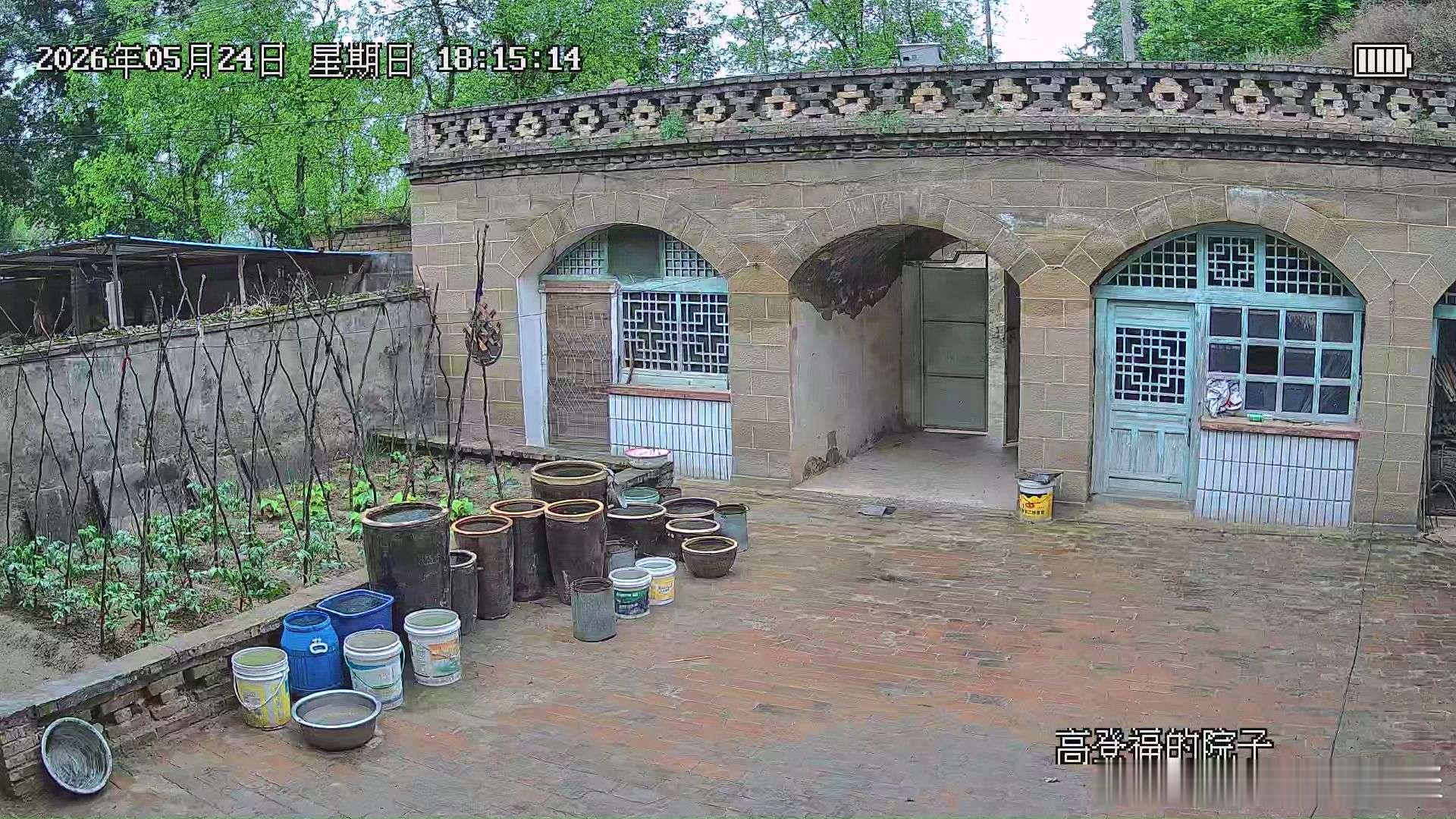 老马在路上自从几个月前给老家院子里安装了摄像头就变得很方便并且把摄像头共享给了