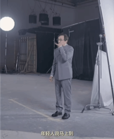 成龙6瓶水300个人怎么分啊被成龙大哥这波灵魂提问可爱到了！这哪里是工作生活难