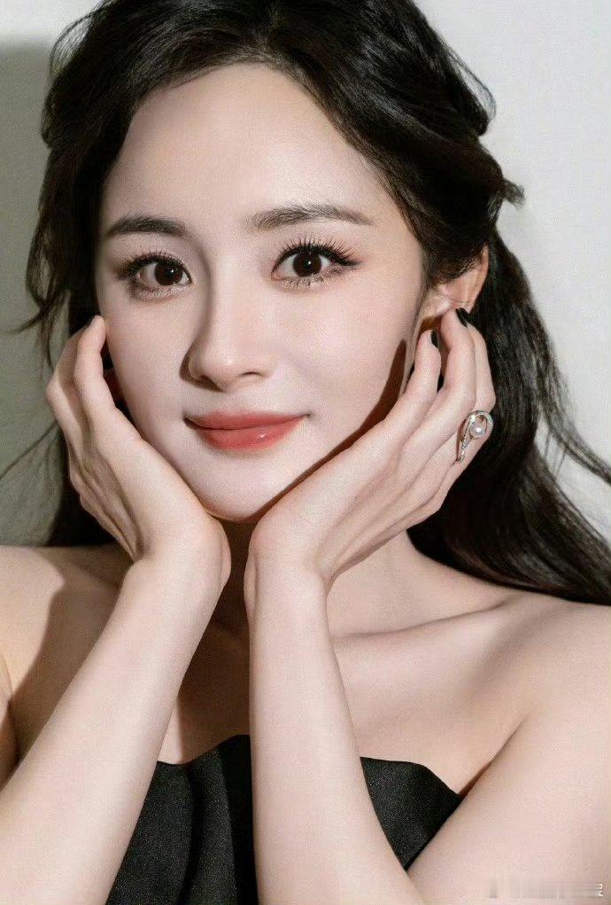 杨幂的镜头感刻进DNA里了杨幂连花絮都像在拍MV对比普通片场花絮，杨幂的抓拍素