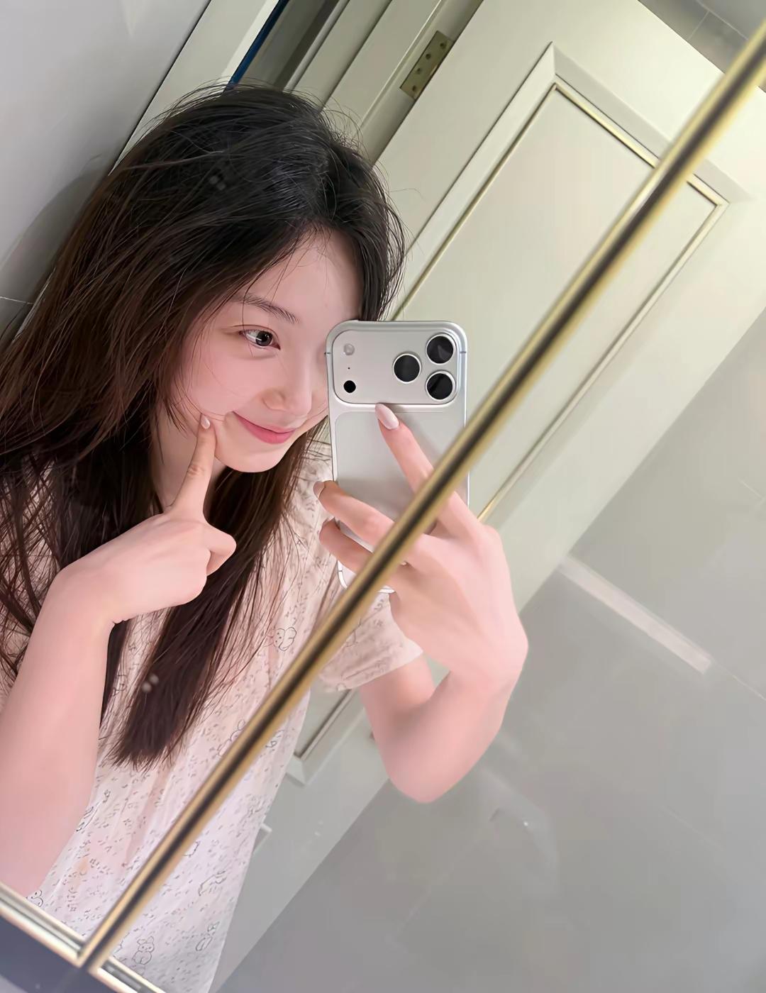满脸的胶原蛋白，看上去肌肤如此的光滑细嫩，让你过目不忘，爱不释手五重胶原蛋白白