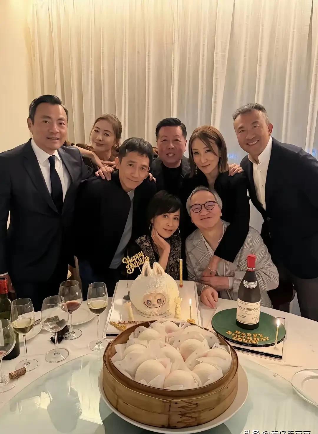 刘嘉玲60岁生日，低调又高级。和梁朝伟一起，没大办，没炒作。一个拉布布蛋糕，