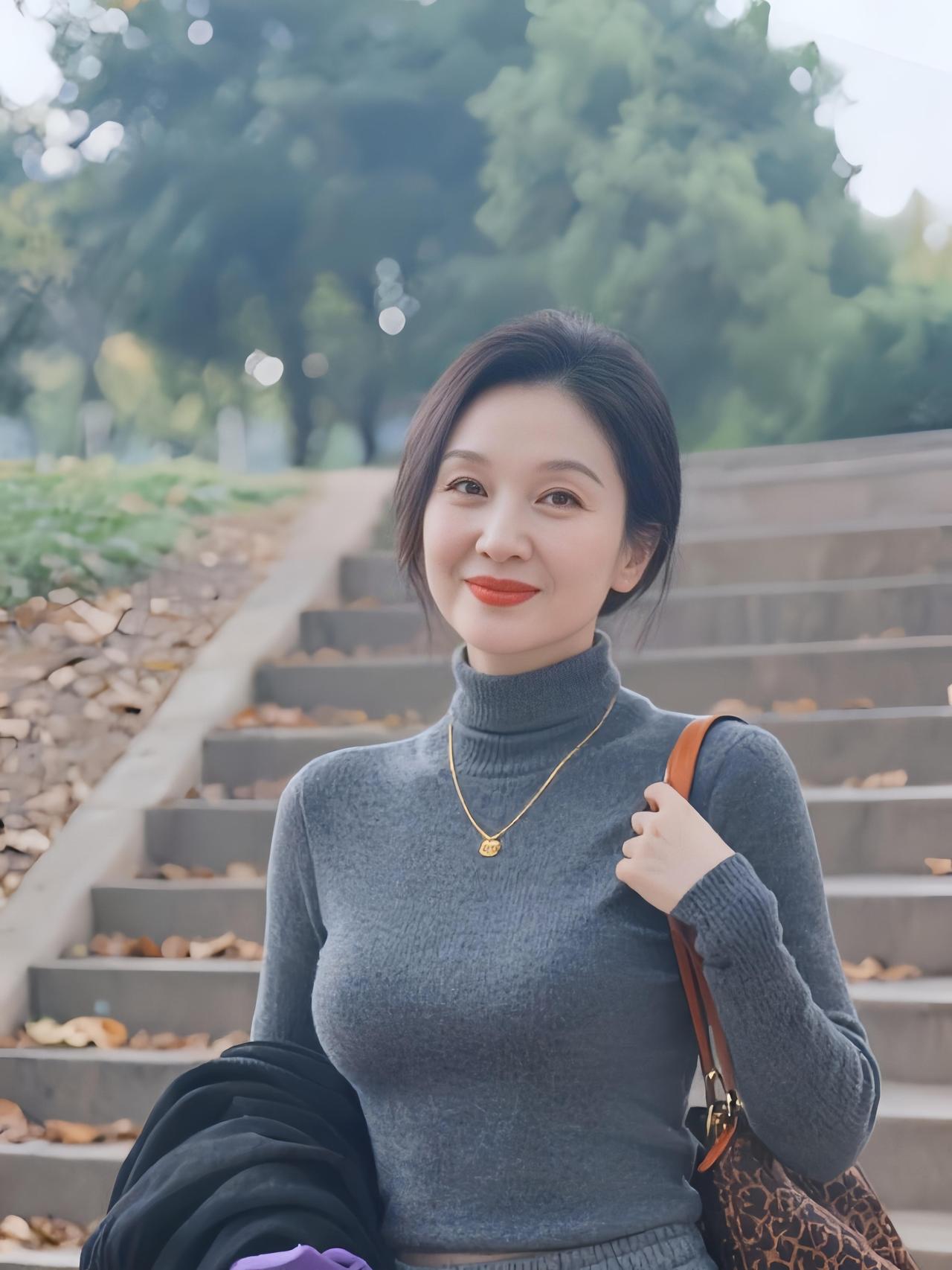 我觉得楼下50多岁姬阿姨的颜值和气质绝对称得上王者了，能震撼我们整个小区。邻居家