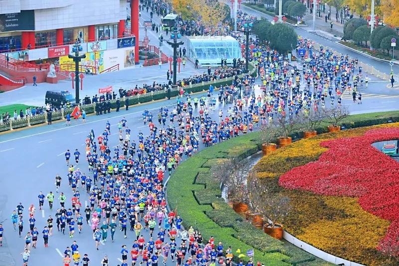 一般人完成半程马拉松需要多久?我是属于进步有点慢的，我是自己边跑边停坚持跑了半年