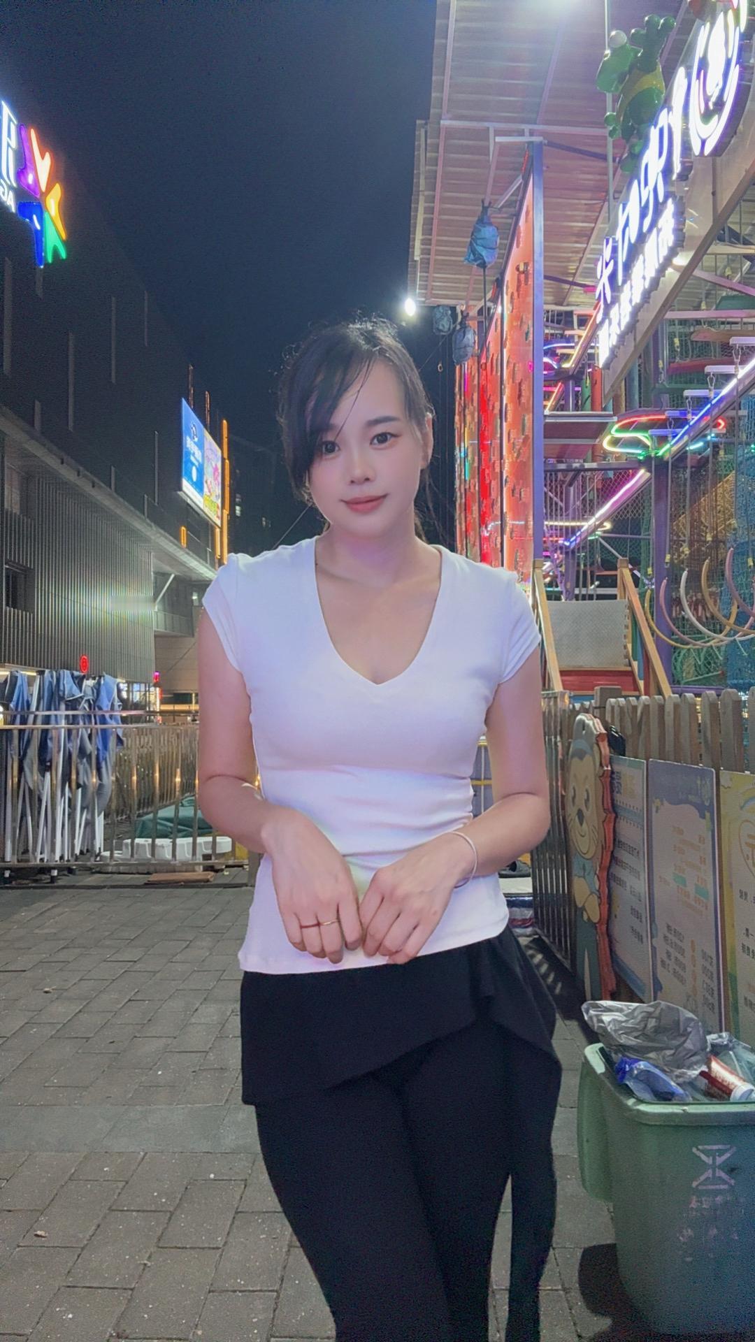 夜晚在游乐场门口自拍的感觉真好。