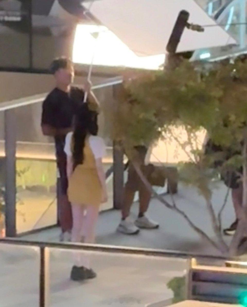 路人拍的鞠婧祎，这样看着也不矮啊​​​