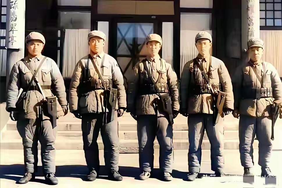 老照片:当年清一色的匣子枪，威风凛凛。