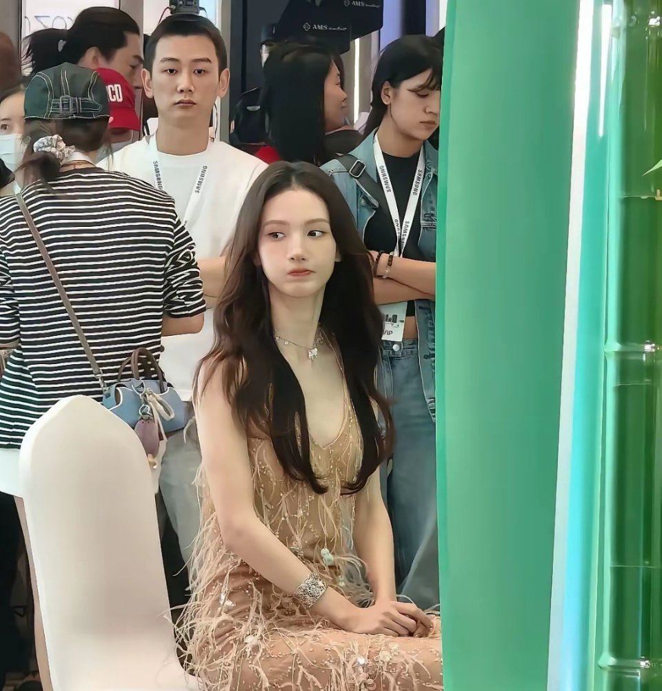 老头呐，她怎么漂亮了那么多