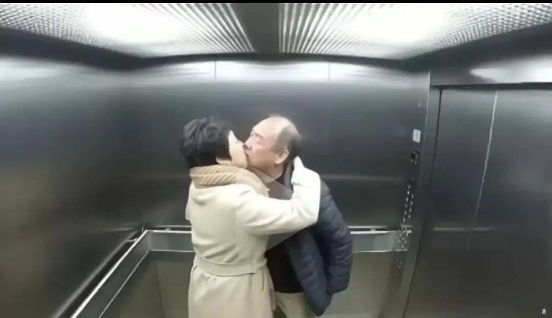 大爷大妈电梯里亲得正上头，大爷一嘬直接把老伴假牙吸出来，大妈当场掏牙爆笑，大爷差