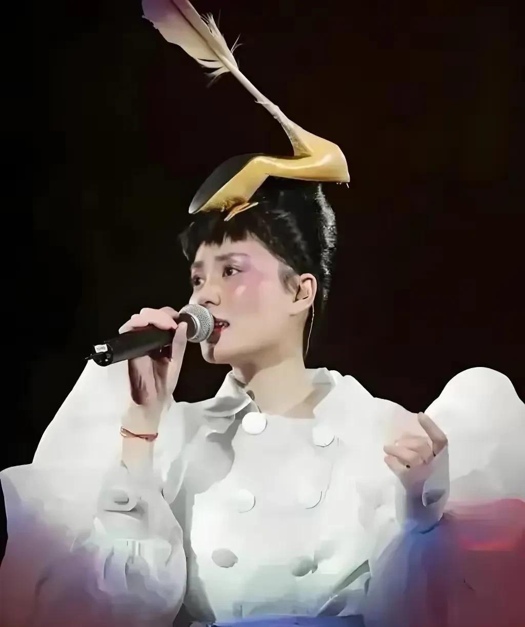 张韶涵和王菲在演唱会上都比较喜欢穿奇装异服，但张韶涵的审美比较在线，比王菲好多了