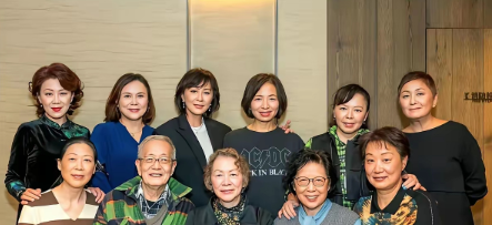 刘嘉玲回苏州参加同学聚会这事挺有意思的。离乡47年还能和老师同学保持联络，可见情