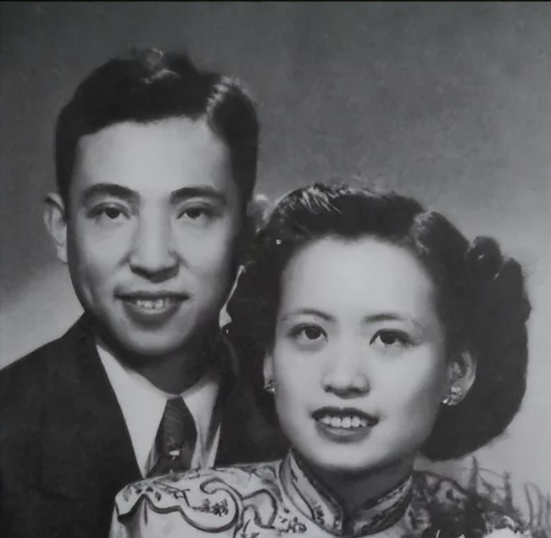 1942年，中国远征军入缅作战遭遇重大挫折，一位青年军官与部队失散了，在痢疾、饥