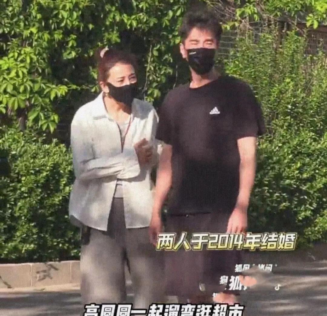 高圆圆赵又廷，合体撒糖！5月15日，娱记晒出一段视频，拍到高圆圆和赵又廷一起逛