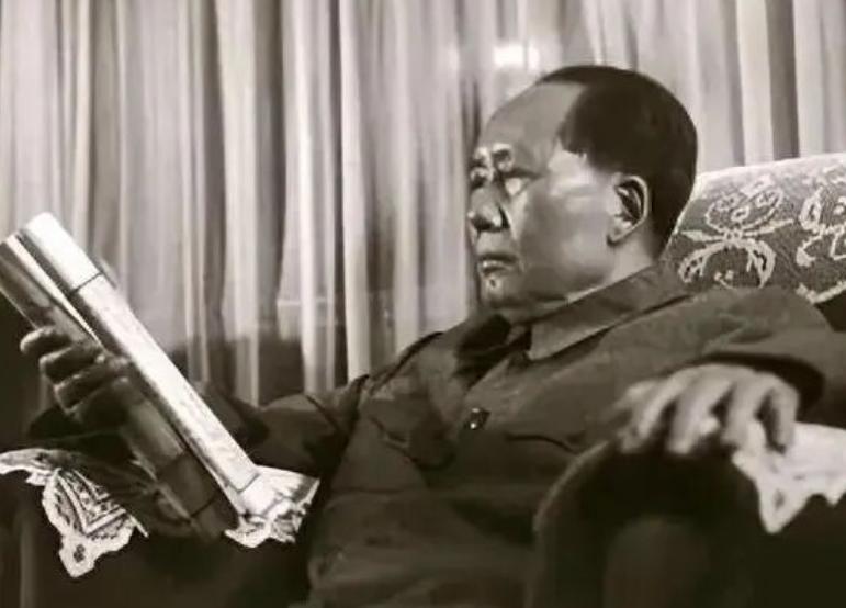 1950年，西方记者刁难发问：“你们废除旧条约算不算不讲信用？”全场安静，毛主席