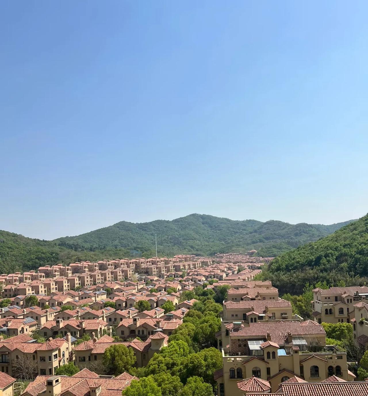 南京上班在句容宝华花20多万块买了套山景房。现在句容宝华房价下跌到一