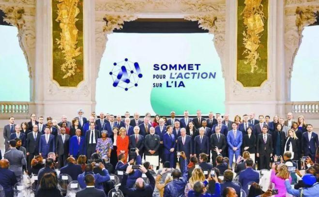 就在刚刚，英美拒签国际AI宣言，当61国在巴黎峰会签下AI公约时，万斯却在巴黎高