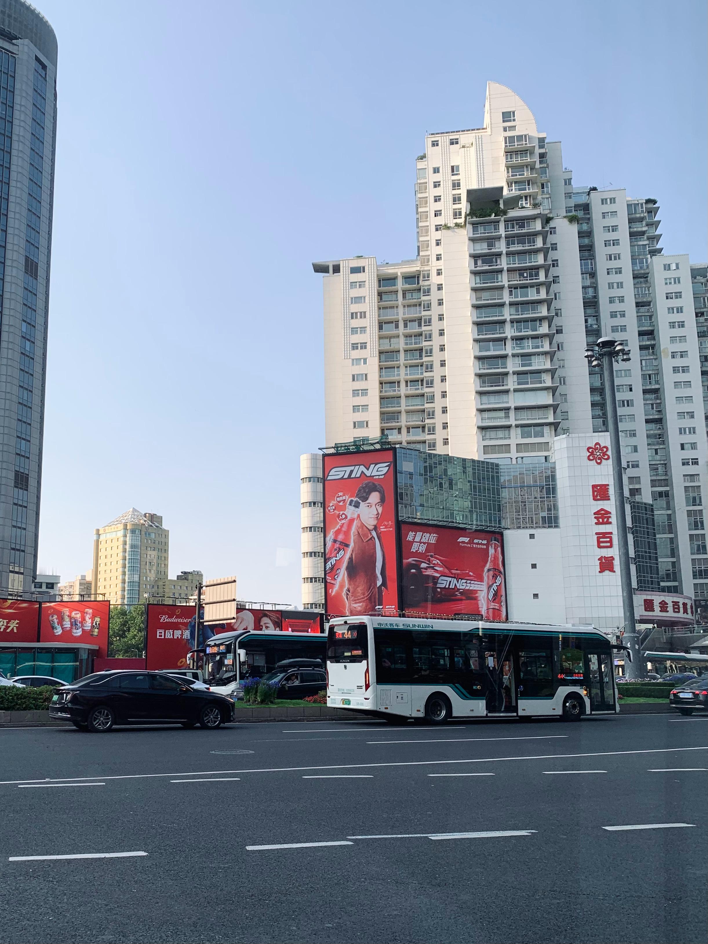 路上看到好大一个周哥F1上海·美罗城