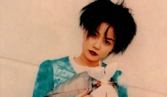窦靖童不愧是王菲的女儿，跟王菲年轻时一样有个性！