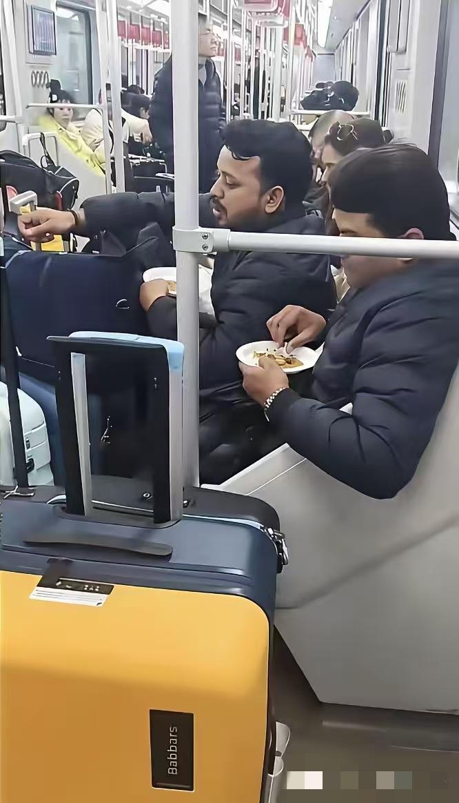 继深圳地铁手抓饭后上海地铁也有一群外籍人吃手抓咖喱饭！11月25日上海地铁