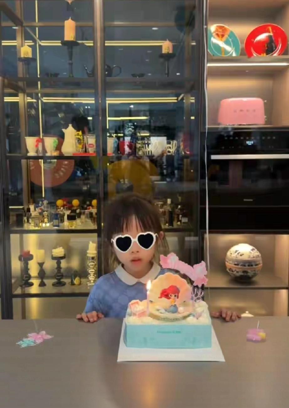 杜淳女儿5岁生日排场足！满墙气球超梦幻，爸妈轮番亲吻宠成公主杜淳