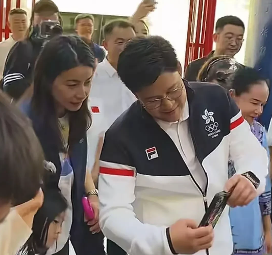 霍家少爷身上穿的，居然是69块钱的优衣库！谁说豪门孩子就得满身名牌啊？霍启刚郭晶