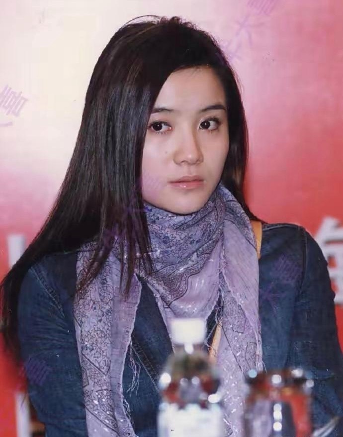 宋佳少女时期，那时候还有点婴儿肥，可爱十足！