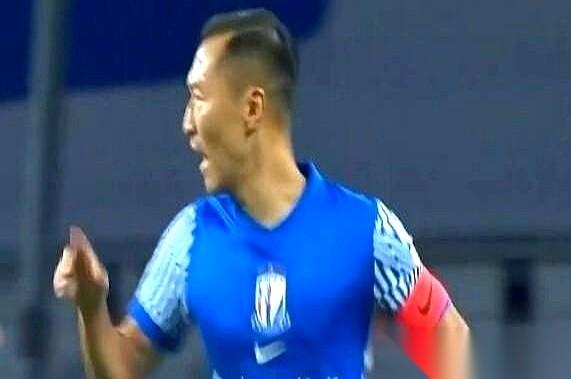 380块一晚的快捷酒店，还得抢。你敢信？就因为申花要来天津踢个球，争个冠军。