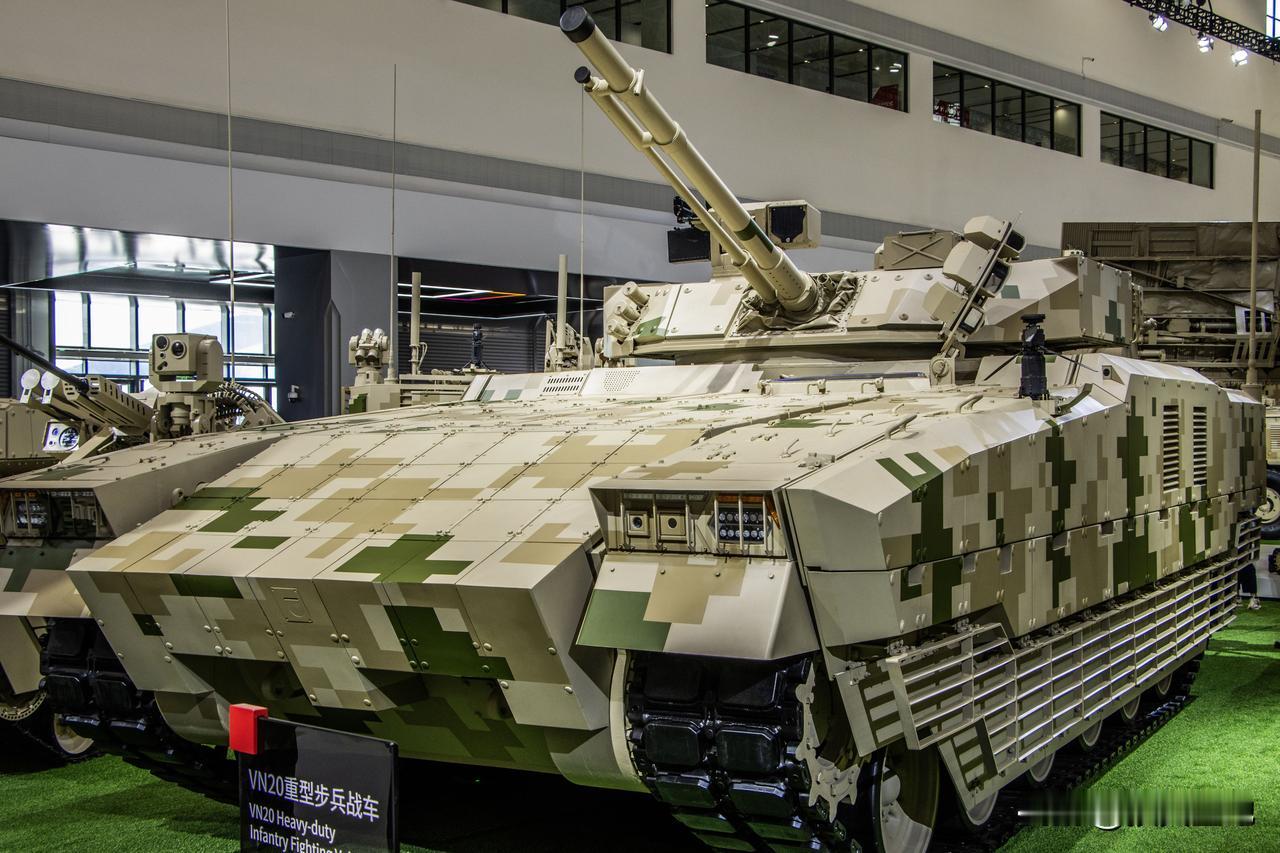 VN20重型步兵战车，底盘采用VT-4外贸主战坦克同款，首尾换了个方向，动力舱