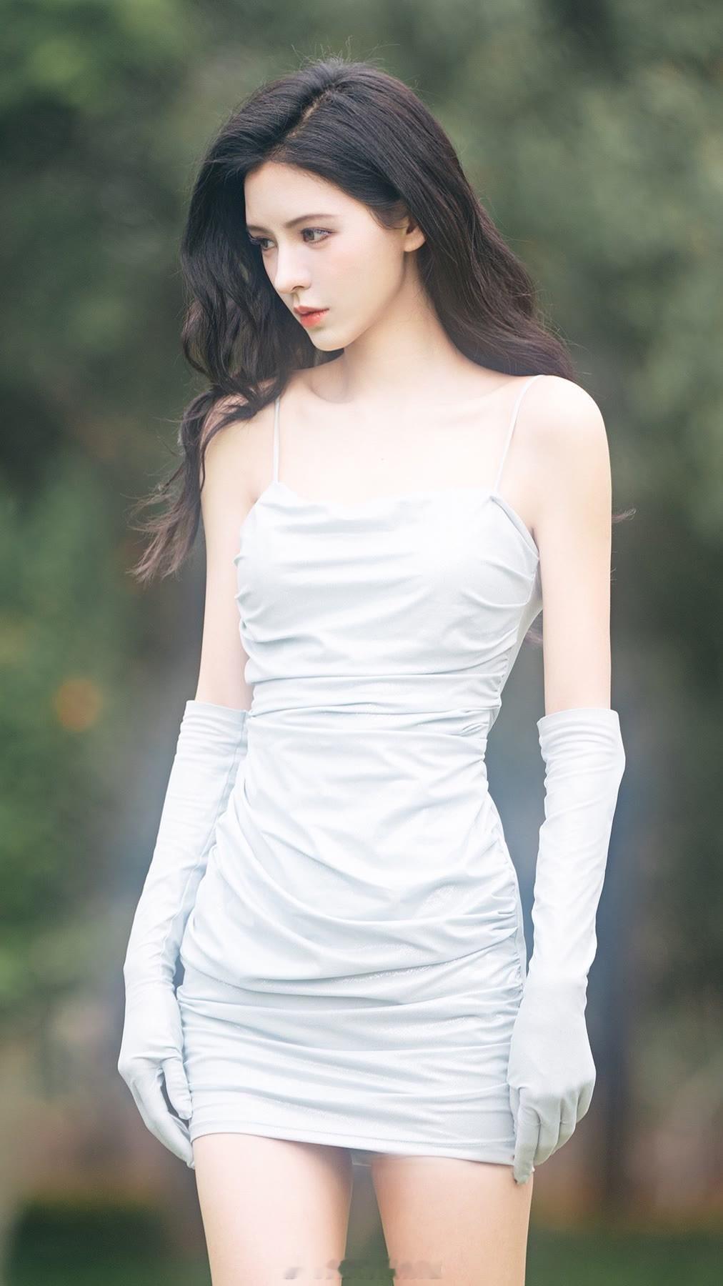 张予曦美照白色穿搭