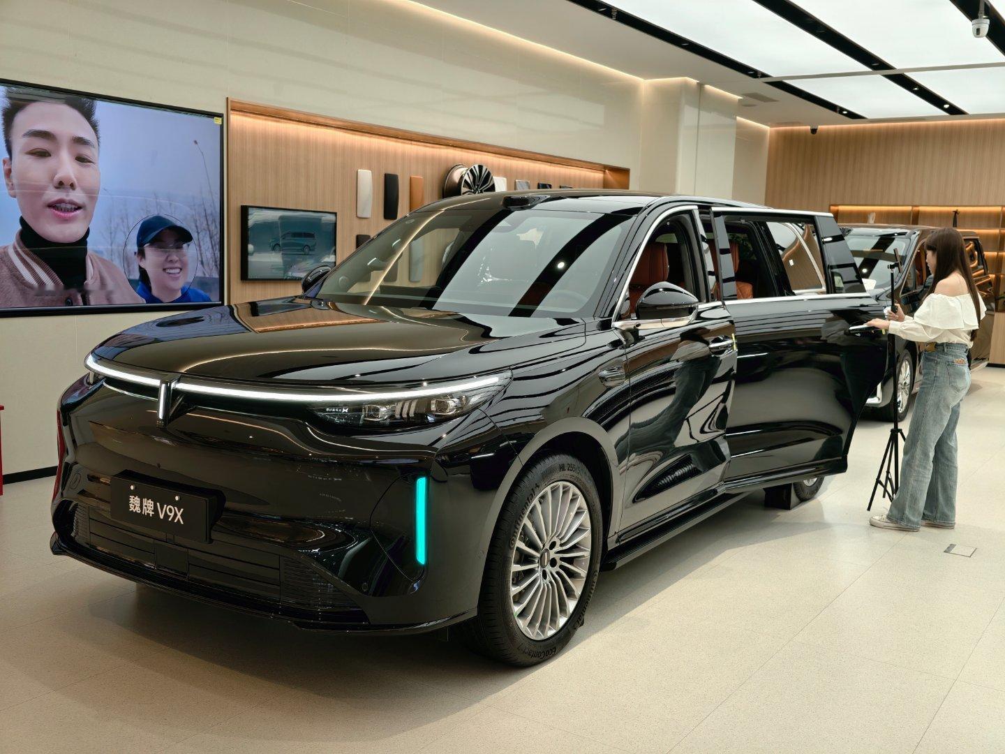 魏牌的V9X很早之前就看过了，今天在门店又看了看…V9X对于魏牌来说，太过重要，