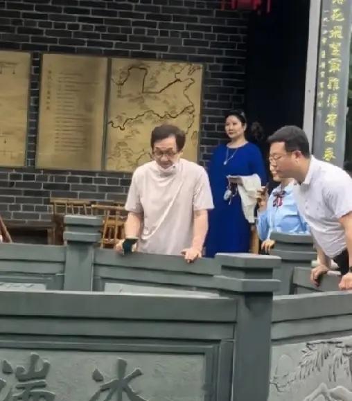 成龙和儿子房祖名父慈子孝的一幕。4月8日，有网友晒出在惠州偶遇成龙的照片，现在成