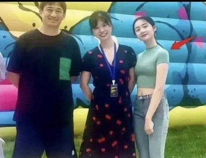 黄磊女儿黄多多这脸是真小啊，身材却很成熟​​​