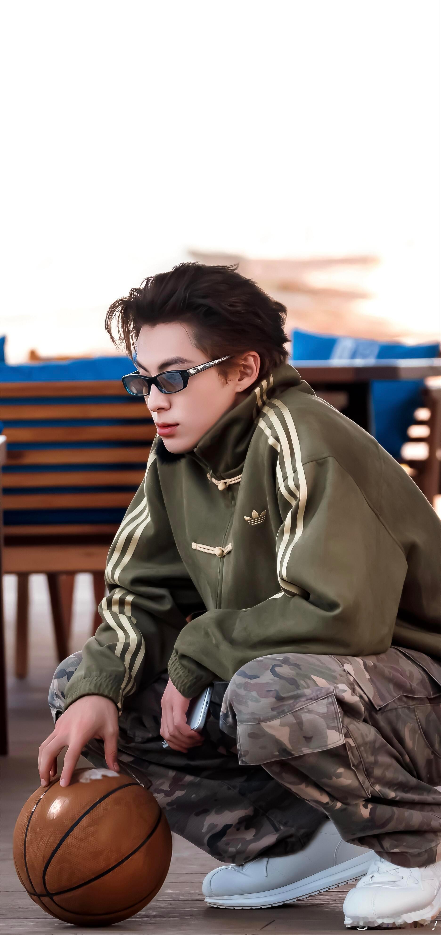 王鹤棣穿搭｜新中式街头松弛感拿捏了谁被棣棣这套狠狠帅到了！adidas新中式盘扣