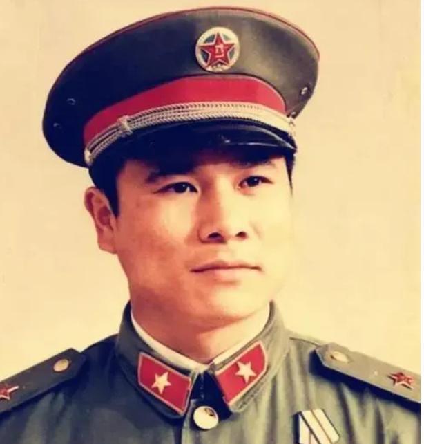 1979年中越战争中，班长黄招强在带领战士们掩护伤兵撤退时，习惯性地清点人数。让