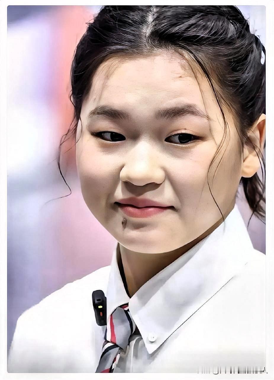 全红婵这个人，你不能细看，因为一细看，越仔细看越觉得她这个人，温温柔柔的真的