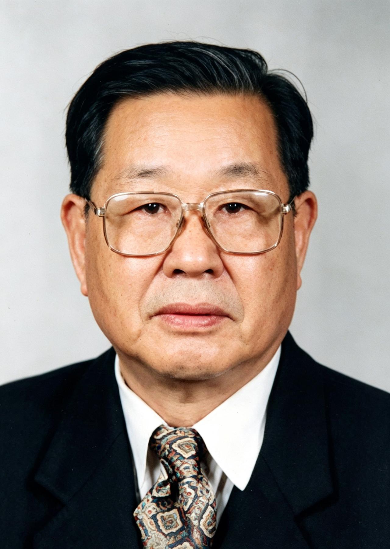 早年投身革命，战火岁月历经磨炼。建国之后长期在河南工作，先后担任洛阳市委书记、郑