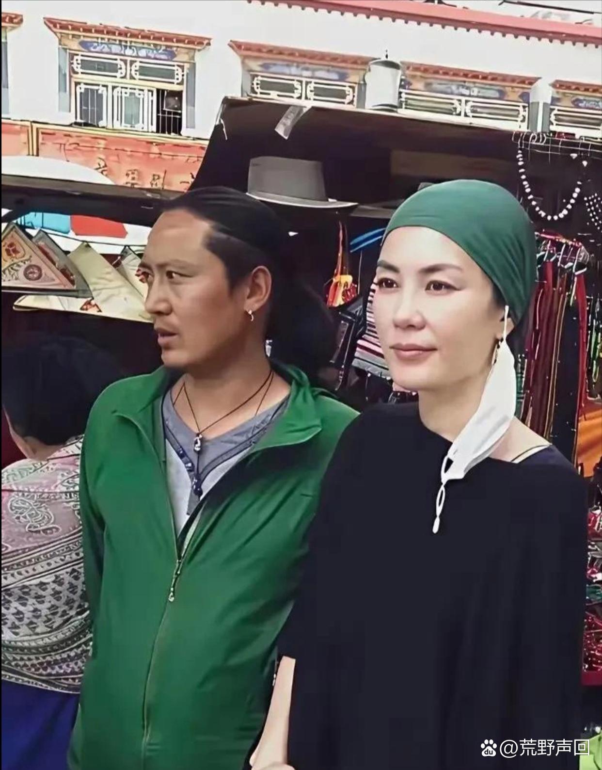 王菲现身西藏，快60岁的人，衣品很高级。不愧是经常拜佛的人，看起来慈眉善目