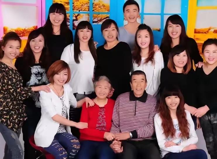 山西一对夫妻，生了11胎全是女儿，丈夫眼看妻子生不出儿子，无奈决定放弃，谁料，1