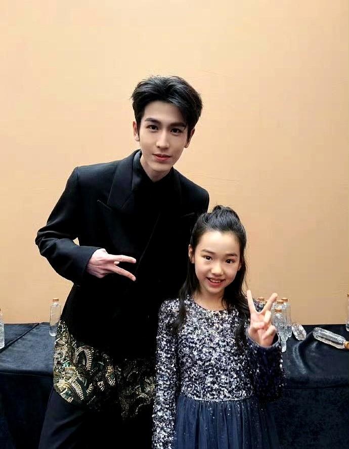 内娱最强追星锦鲤，还得是董璇女儿酒窝。爱奇艺尖叫之夜，7岁的酒窝直接把现场变