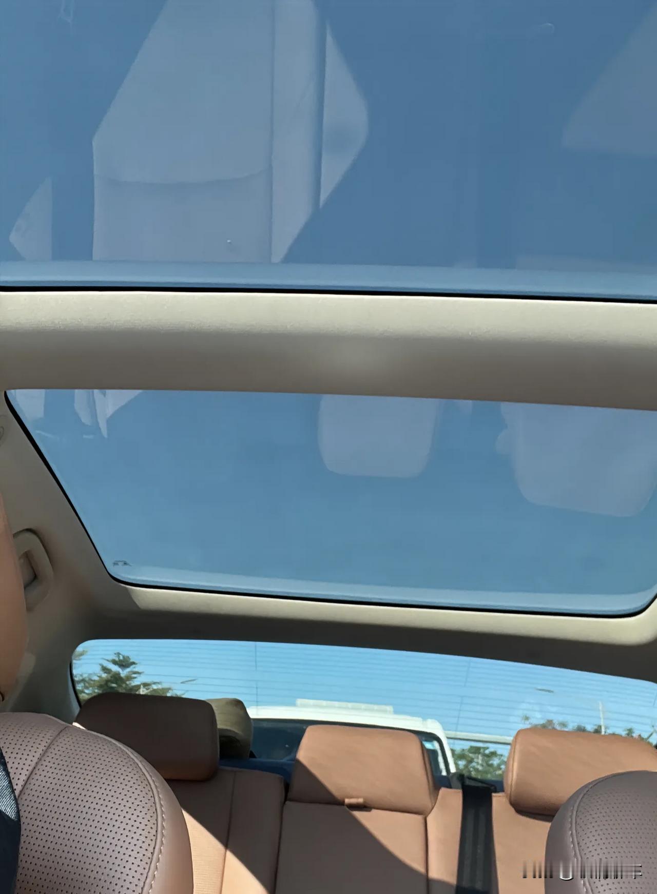 九代凯美瑞买豪华版还是尊贵版？个人来说买尊贵版比较好，多了前后雷达，开门预警