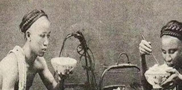 1953年，芜湖湖边，一个衣衫褴褛的男子踉跄着跳进冰冷的湖水，他是李鸿章的孙子李