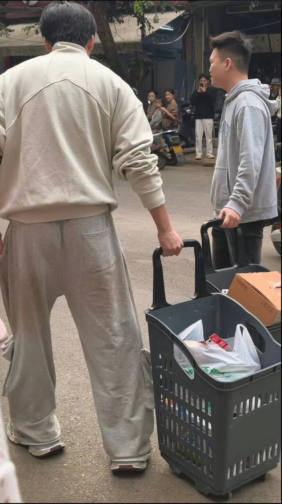 别人夸王鹤棣吴泽林堵耳朵不听买菜的镜头没了，因为工作人员帮着拿，洗狗的镜头没了，