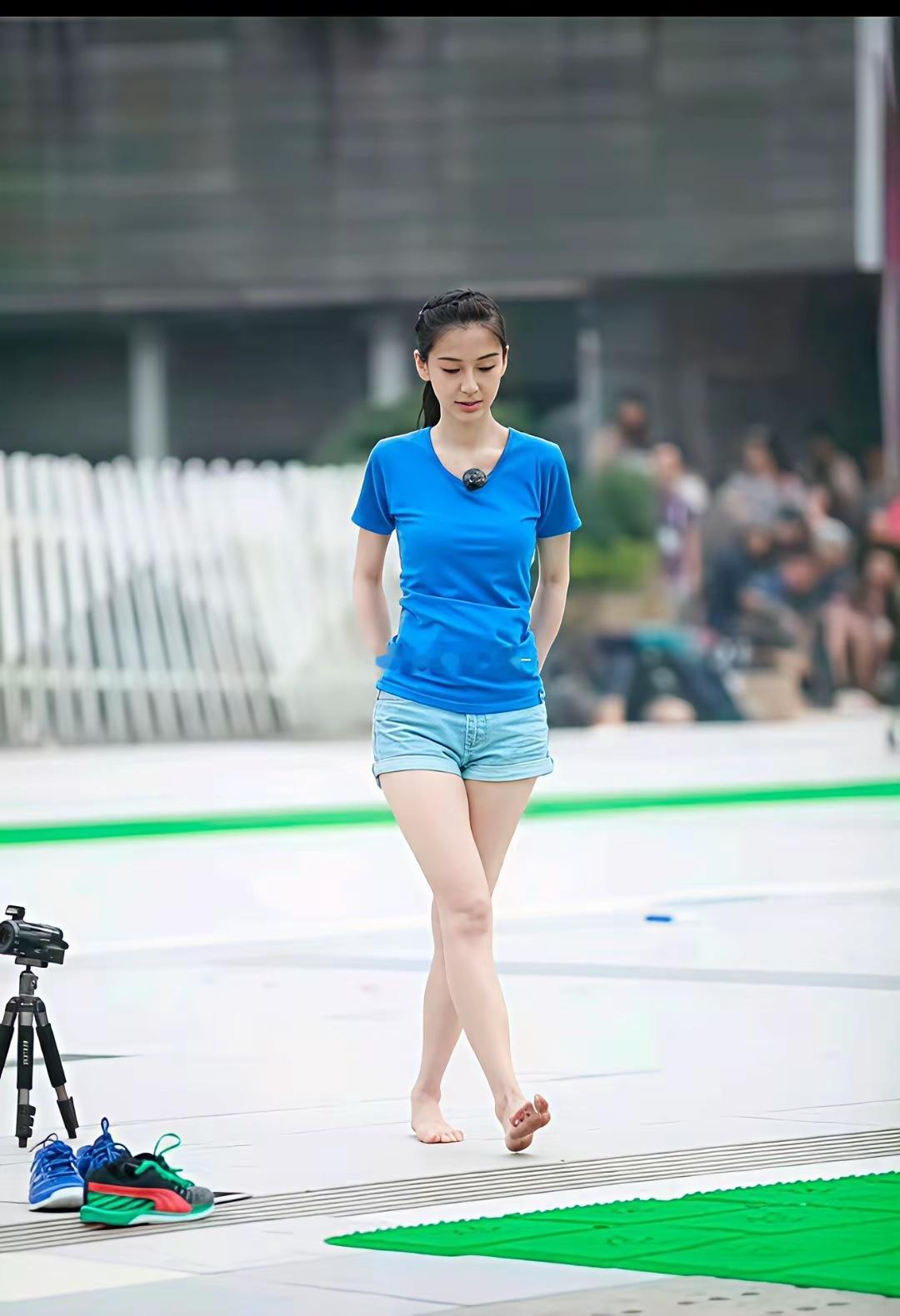 Angelababy第一次参加跑男的时候才25岁，在跑男录制时期很多次她都是素颜
