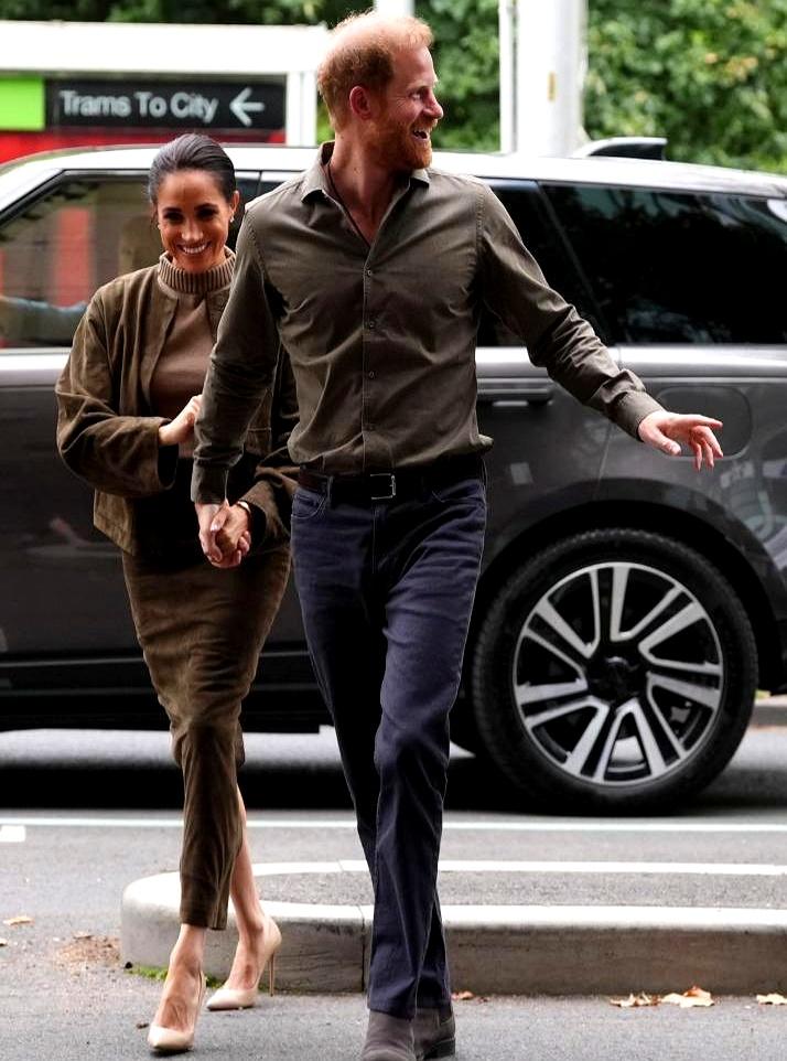 谁能想到，刚在慈善午餐上嘘寒问暖的梅根，下一秒就踩着高跟鞋“杀”到博物馆了！这